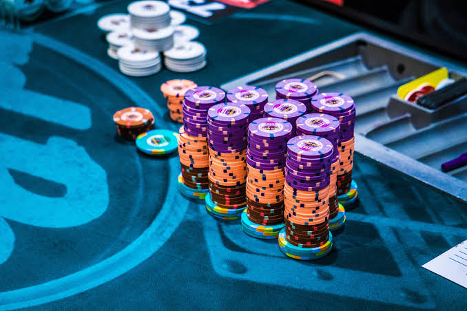 Fiche da high roller sul tavolo del casinò