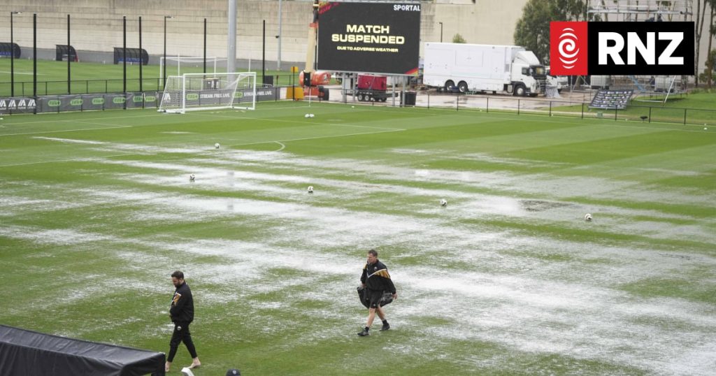 Partita di calcio sospesa per pioggia battente